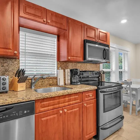 Renovated Grove Bungalow -Near Coconut Grove
